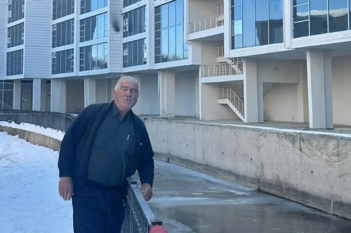 70'lik Nihat Dede Gençlere Taş Çıkartıyor: Eksi 15 Derece Suya Girerek Görenleri Kendine Hayran Bırakıyor