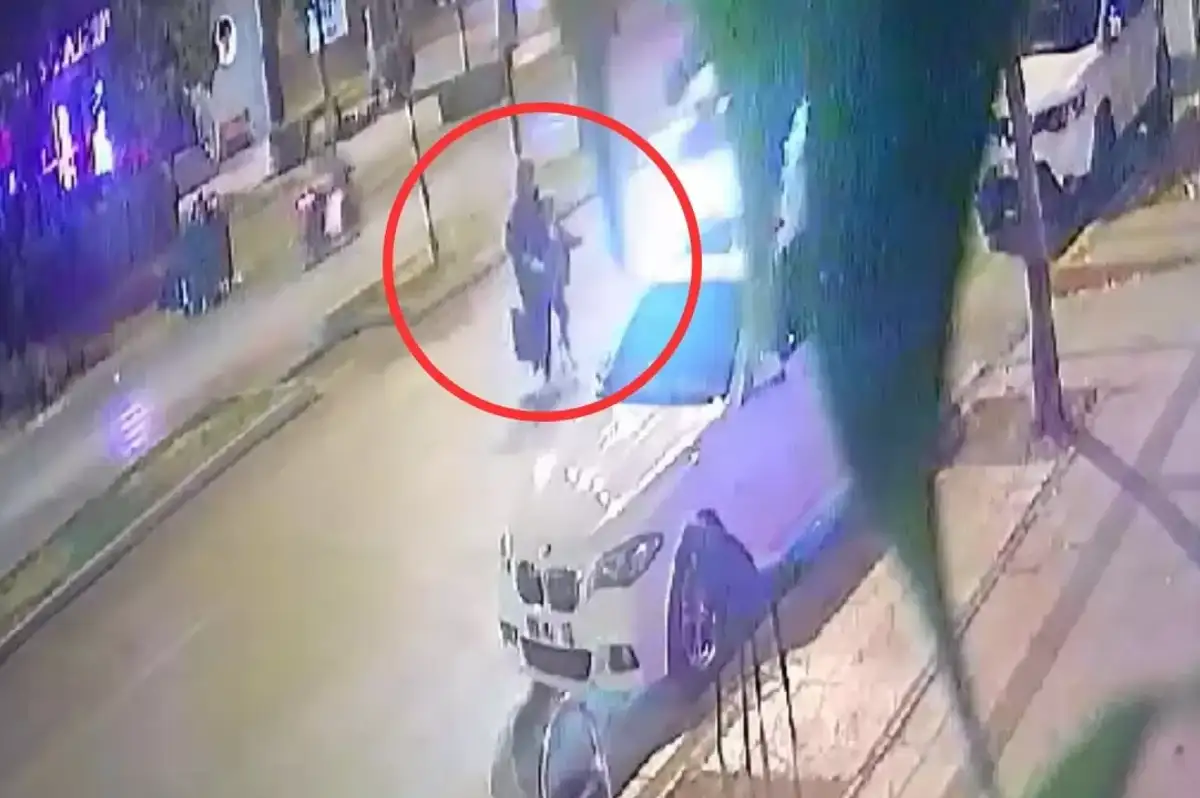 Adana’da Yaya Geçidinde Feci Kaza: Anne ve Oğluna İki Araç Birden Çarptı