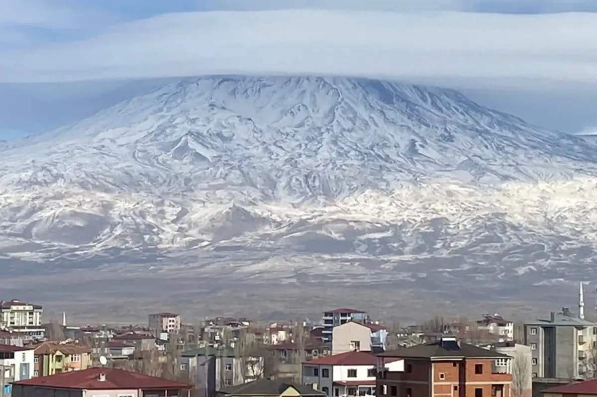 Ağrı Dağı Mercek Bulutlarıyla Görsel Şölen Sundu: 'Şapkalı Zirve' Görenleri Mest Etti