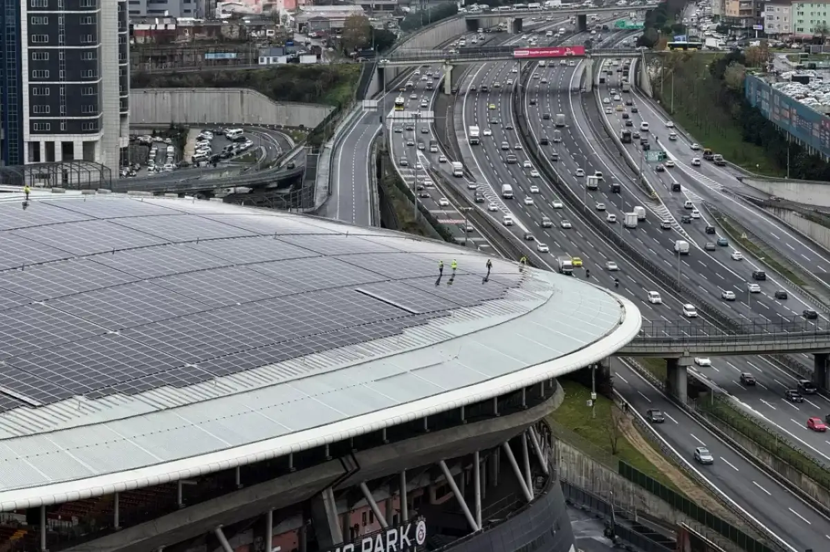 Ali Sami Yen Spor Kompleksi'nde Güneş Enerjisi Panellerinin Bakım Çalışmaları Görüntülendi