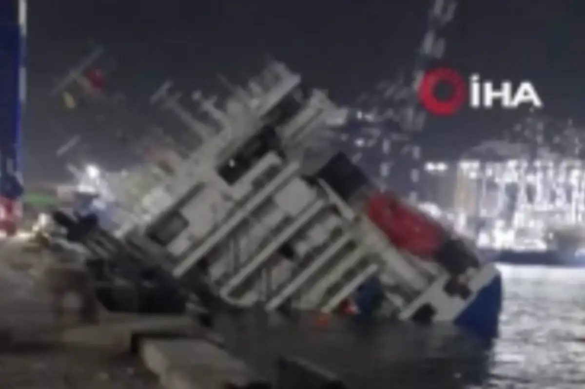 Ambarlı Limanı'nda Konteyner Yüklü Gemi Yan Yattı