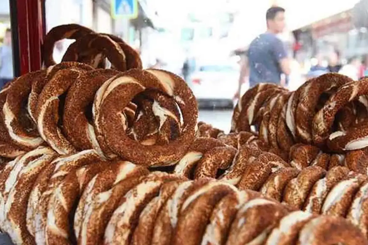 Ankara'da Seyyar Simit Tezgahında Şoke Eden Görüntü: Fareler Cirit Atıyor!