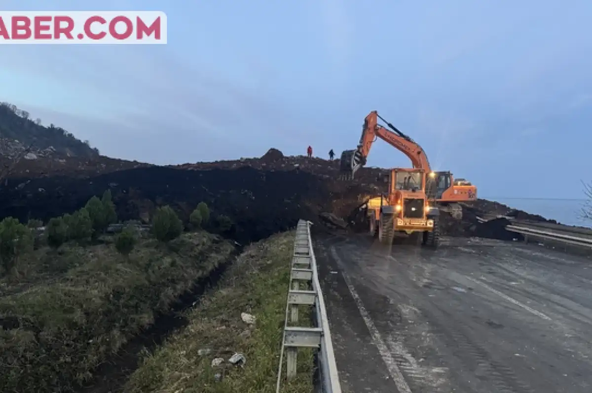 Artvin'de Heyelan: Karadeniz Sahil Yolu Ulaşıma Kapandı