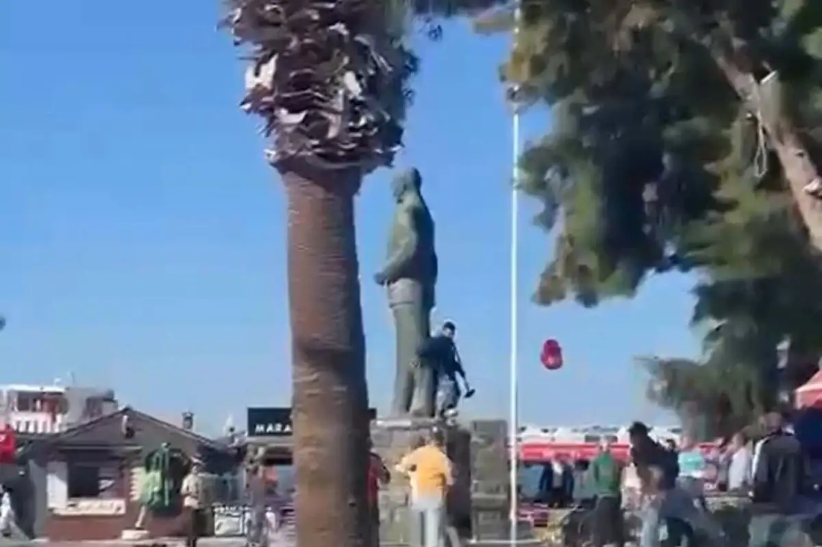 Ayvalık'ta Atatürk Heykeline Balyozlu Saldırı: Vatandaşlar Müdahale Etti