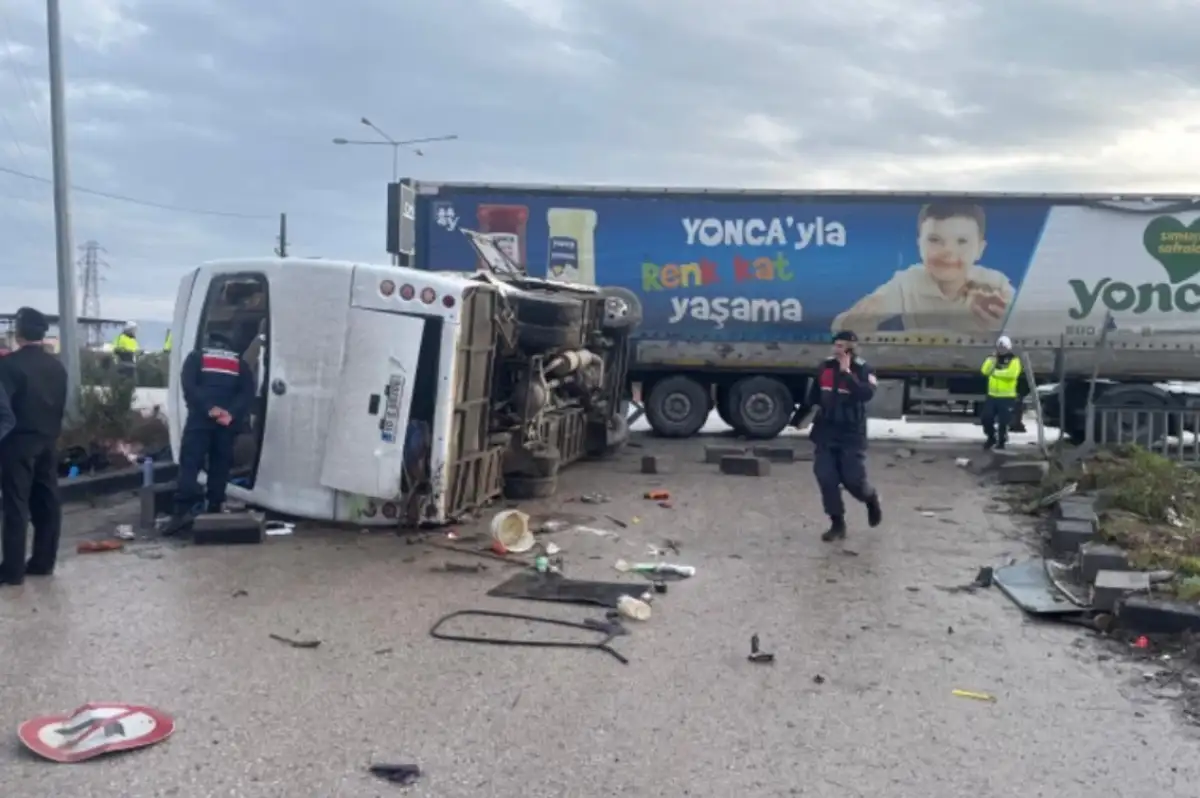 Balıkesir'de Okul Servisi Tırla Çarpıştı: Çok Sayıda Yaralı Var