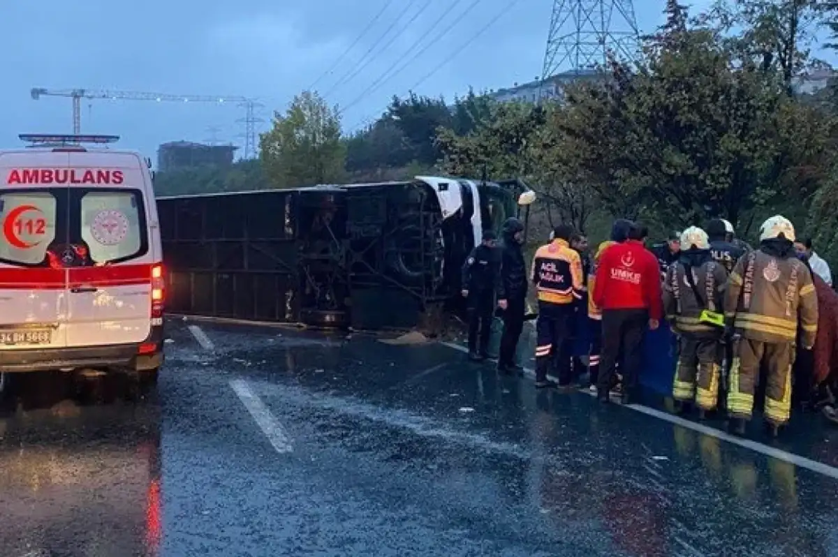 Bayrampaşa'da Yolcu Otobüsü Devrildi: 2 Ölü, 15 Yaralı!