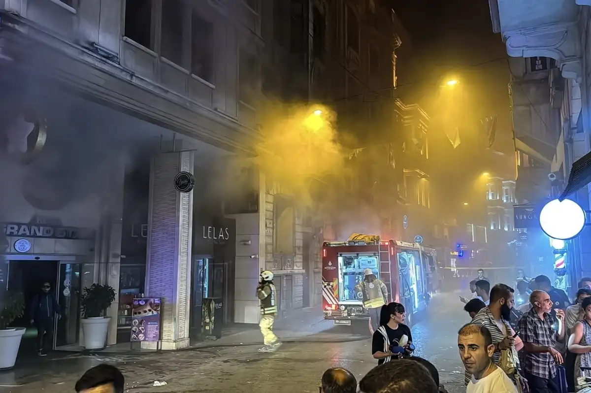Beyoğlu’nda 9 Katlı Otelde Yangın! Oteldekiler Tahliye Edildi