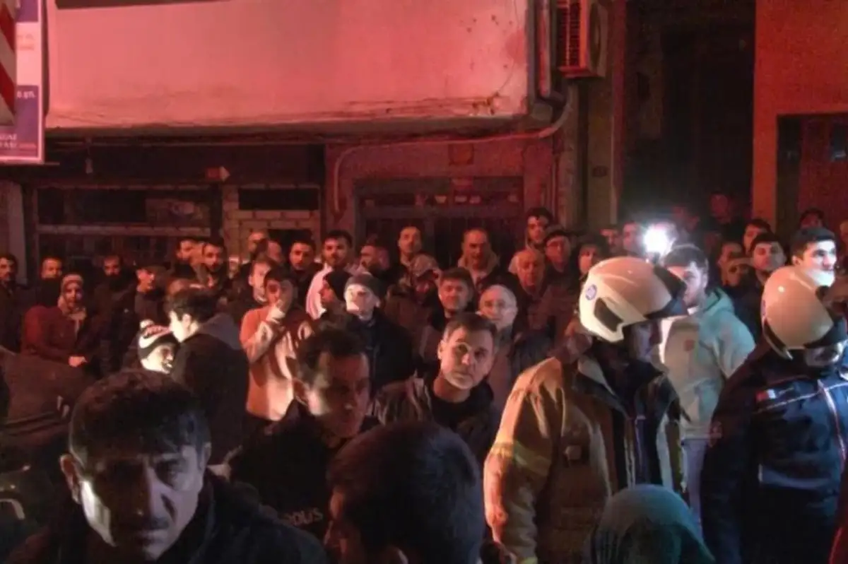 Beyoğlu'nda Gece Yarısı Patlama! Gecekondu Küle Döndü