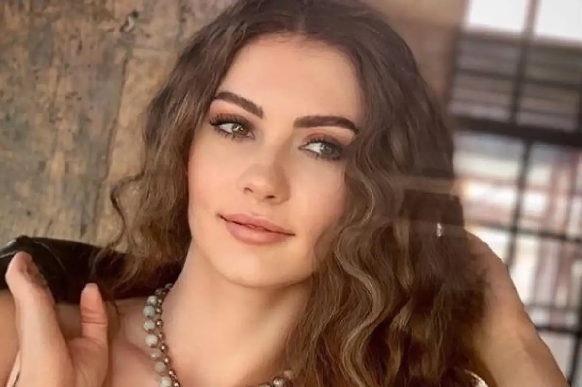 Burcu Özberk'in Fransa Tatilinden Yaptığı ‘Bornozlu’ Paylaşıma Beğeni Yağdı