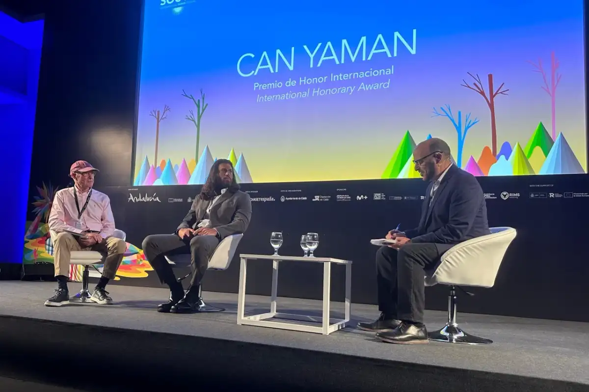 Can Yaman’a İspanya’dan Uluslararası En İyi Erkek Oyuncu Ödülü
