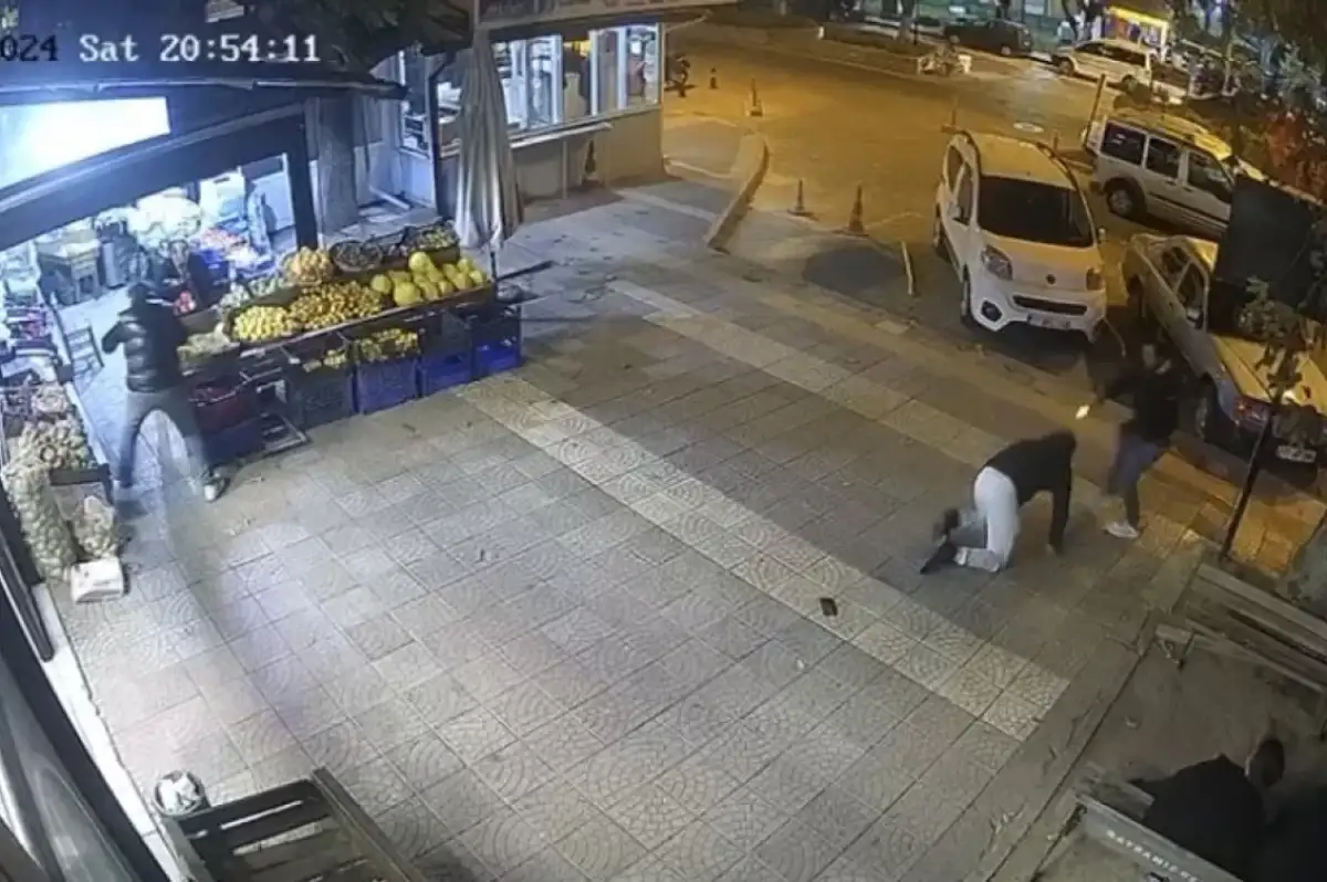 Çanakkale’de Kız Kardeşini Rahatsız Eden Adamı Sokak Ortasında İnfaz Etti! Kan Donduran Görüntüler Ortaya Çıktı