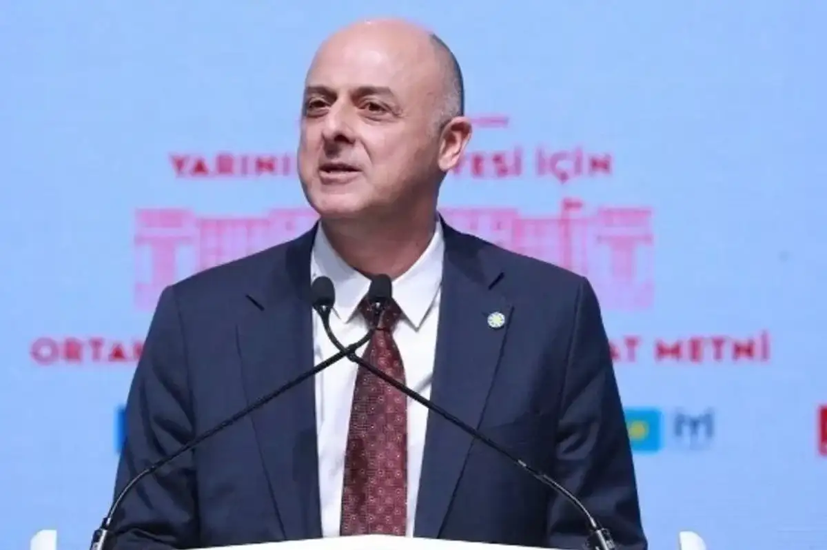 CHP'ye katılan Ümit Özlale'ye rozetini Özgür Özel taktı