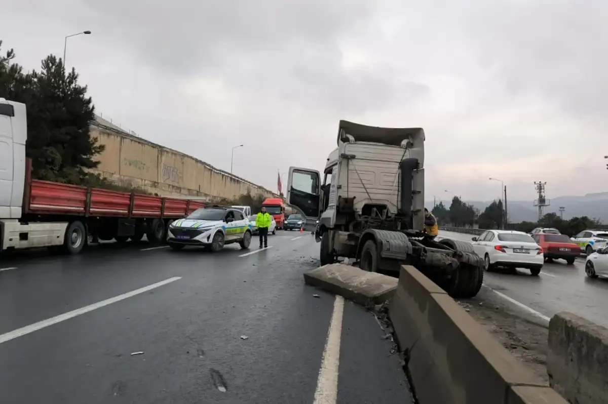 D100 karayolunda kaza: İstanbul yönünde trafik aksadı