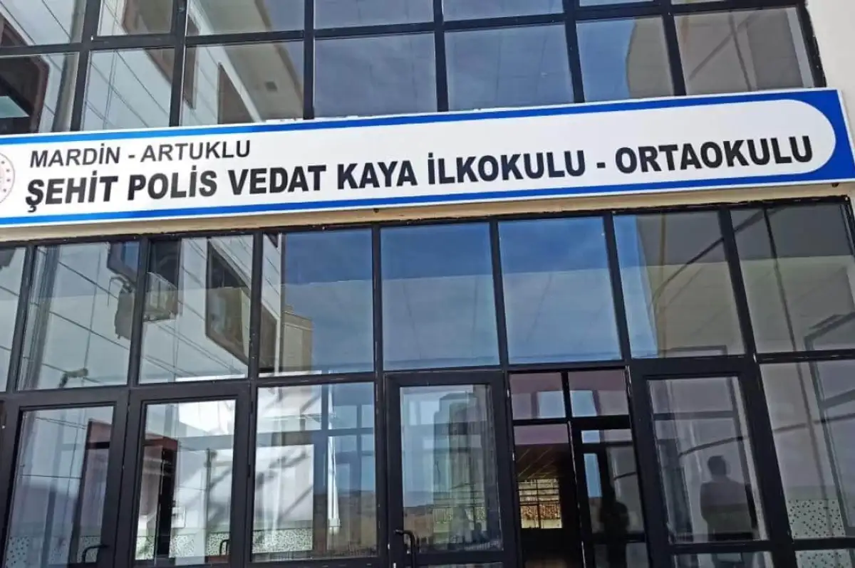 Din Kültürü ve Ahlak Bilgisi Öğretmeni 3 Kız Öğrenciye Tacizden Açığa Alındı!