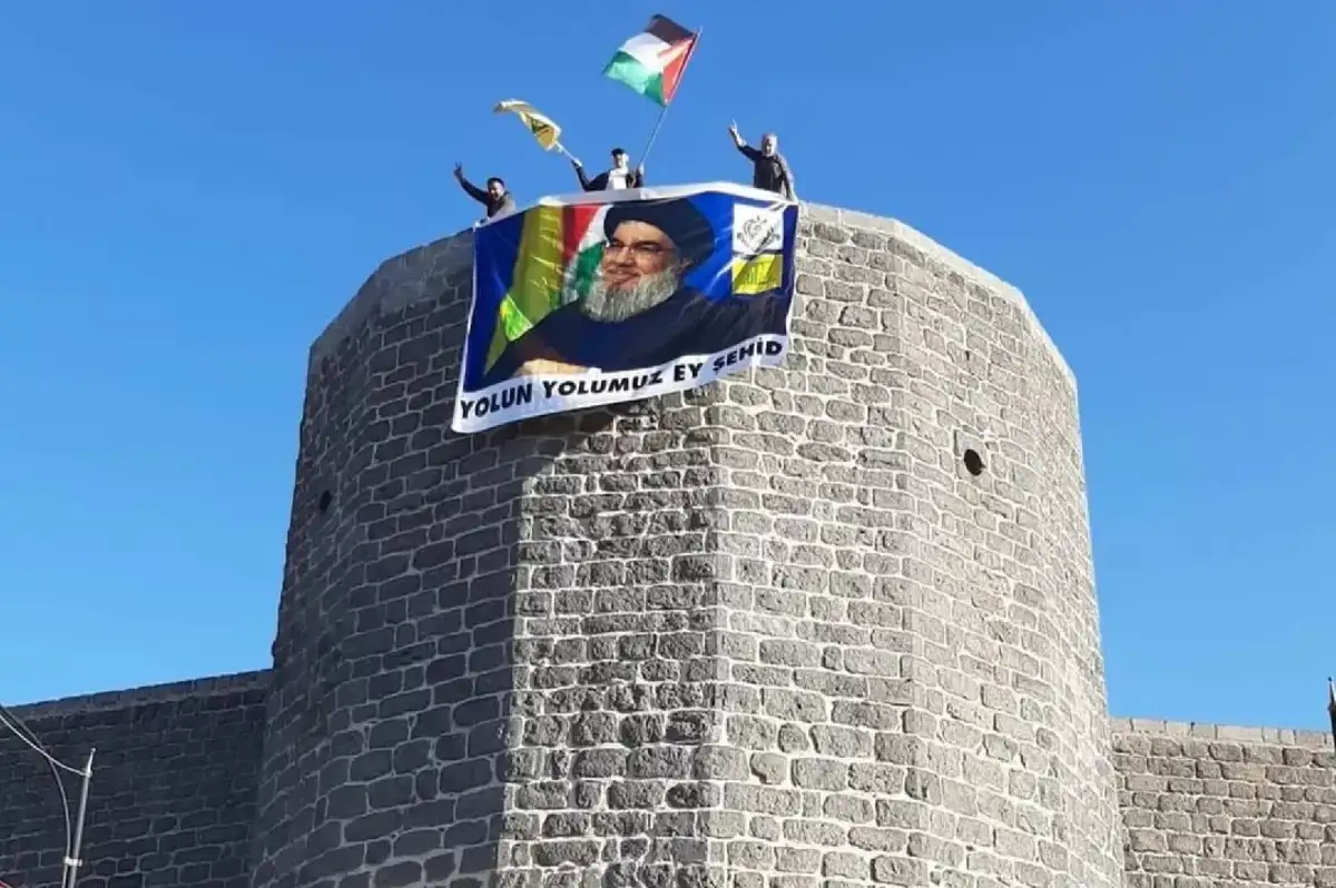 Diyarbakır Surları'na Nasrallah'ın Posteri Asıldı