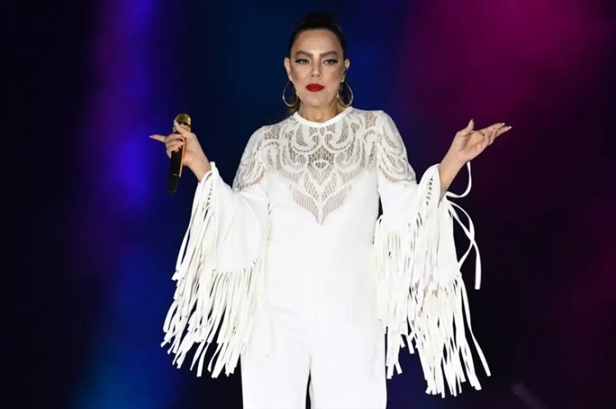 Ebru Gündeş'in Yılbaşı Gecesi Kazanacağı Ücret Belli Oldu! Mansur Yavaş'ın Ünlü Şarkıcıya Ödediği Rakam Gündem Olmuştu