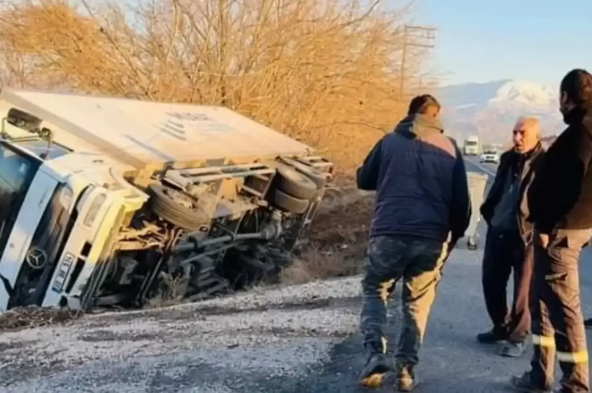 Elazığ’da Direksiyon Hakimiyeti Kayboldu: Kamyon Devrildi, Sürücü Yaralı