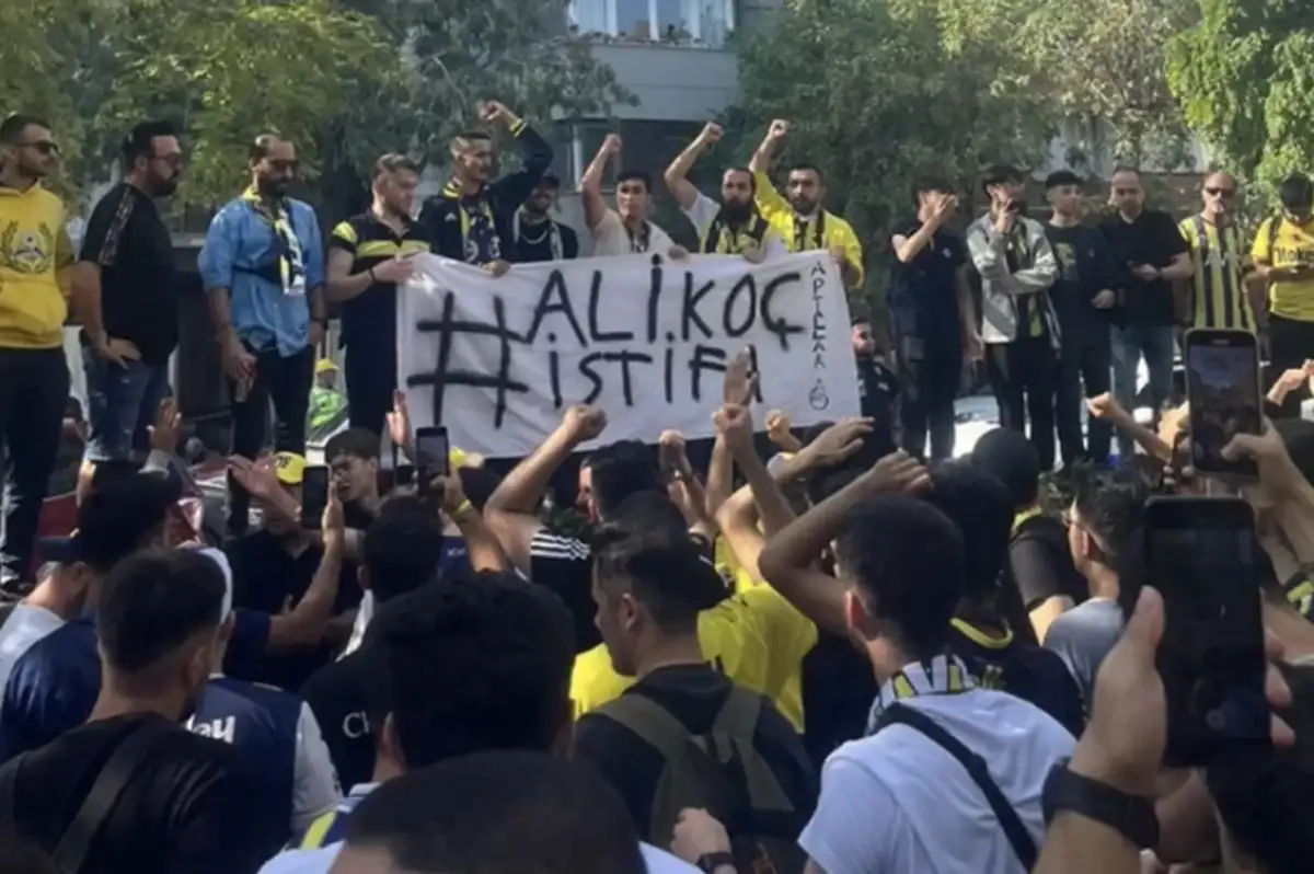 Fenerbahçe Taraftarı Yoğurtçu Parkı'nda Buluştu: "Ali Koç İstifa" Sloganları Atıldı