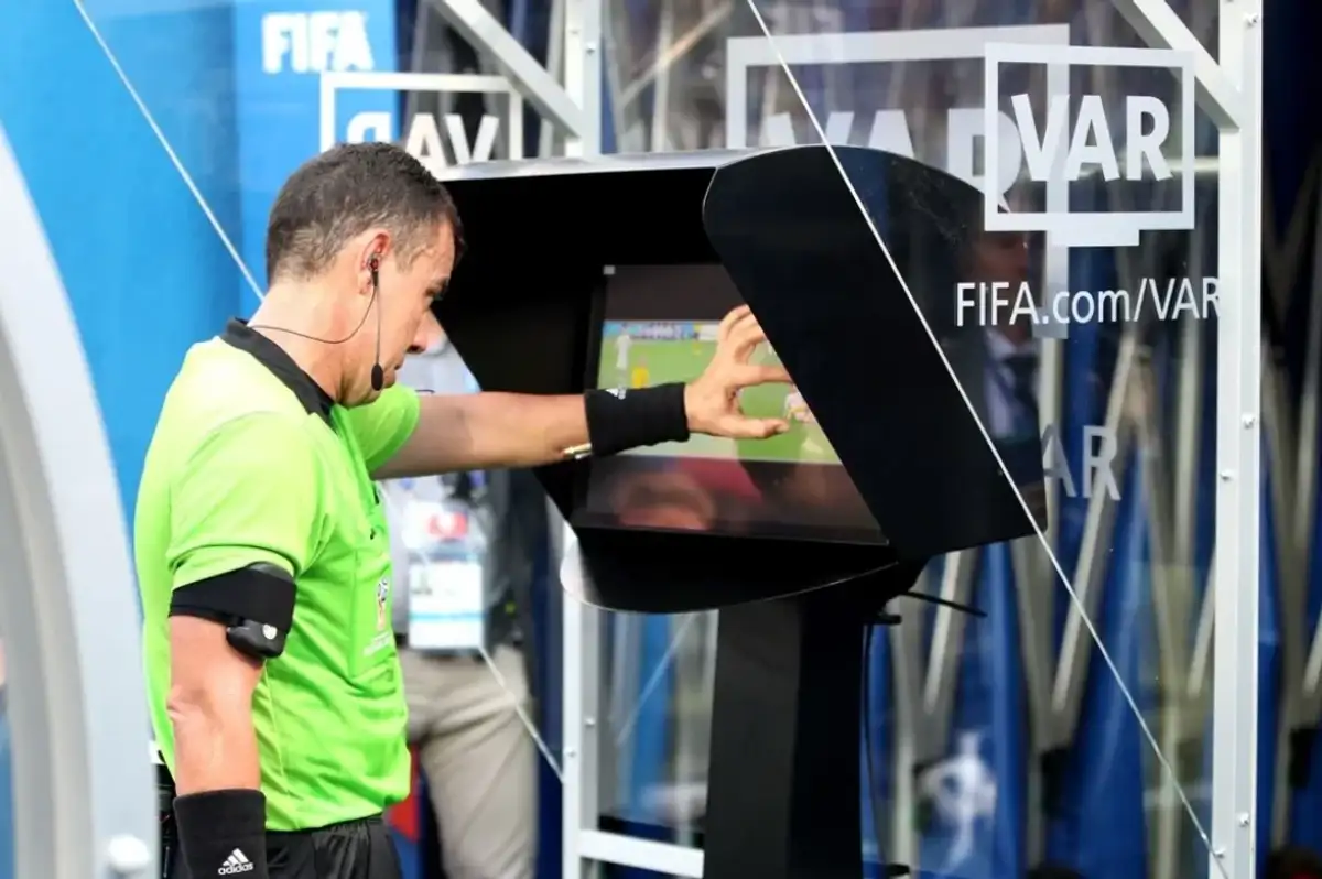 Futbolda VAR'a Kardeş FVS; Teknik Direktörlere İtiraz Hakkı Geliyor!