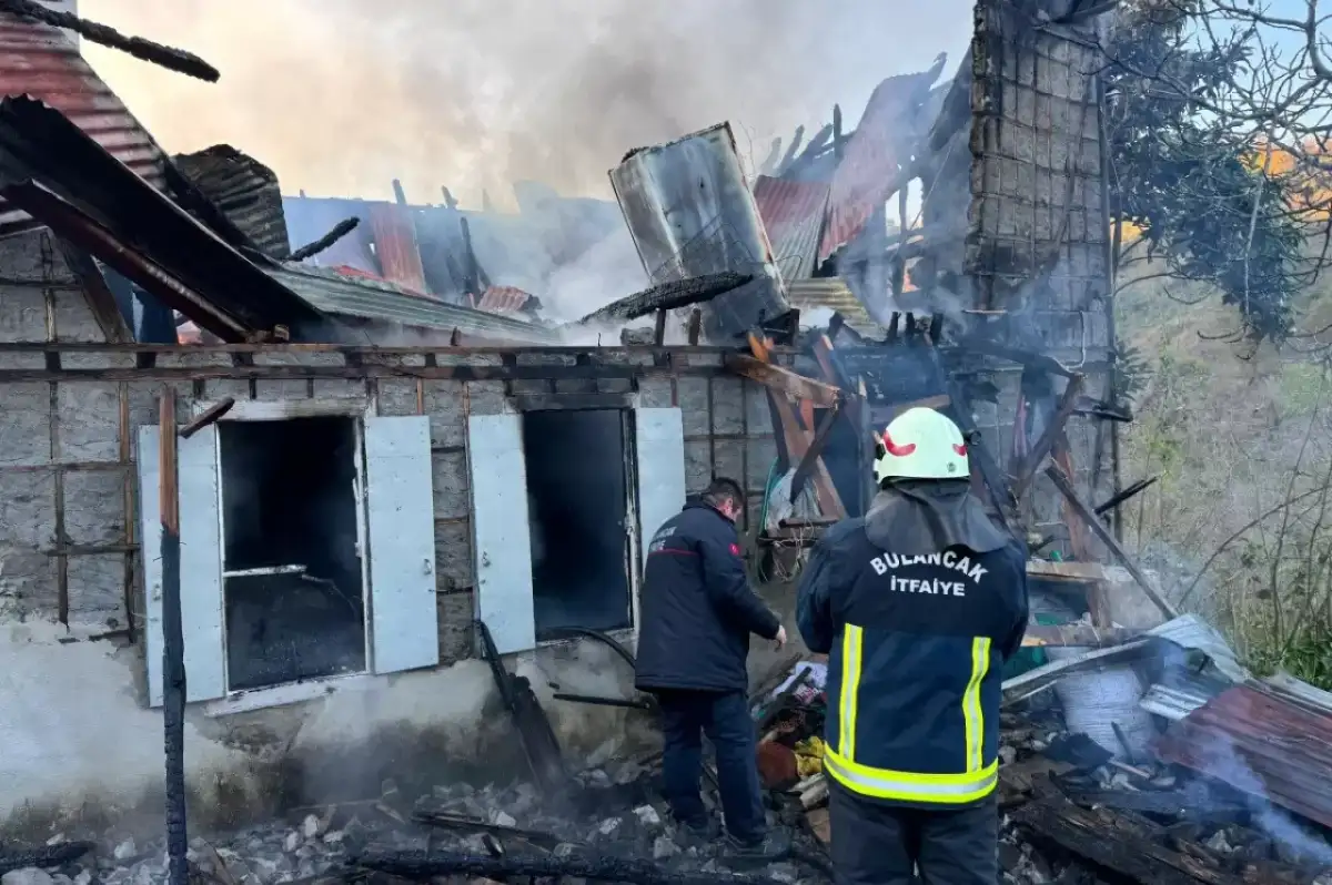 Giresun'da Ev Yangını: 1 İtfaiye Eri Hastaneye Kaldırıldı