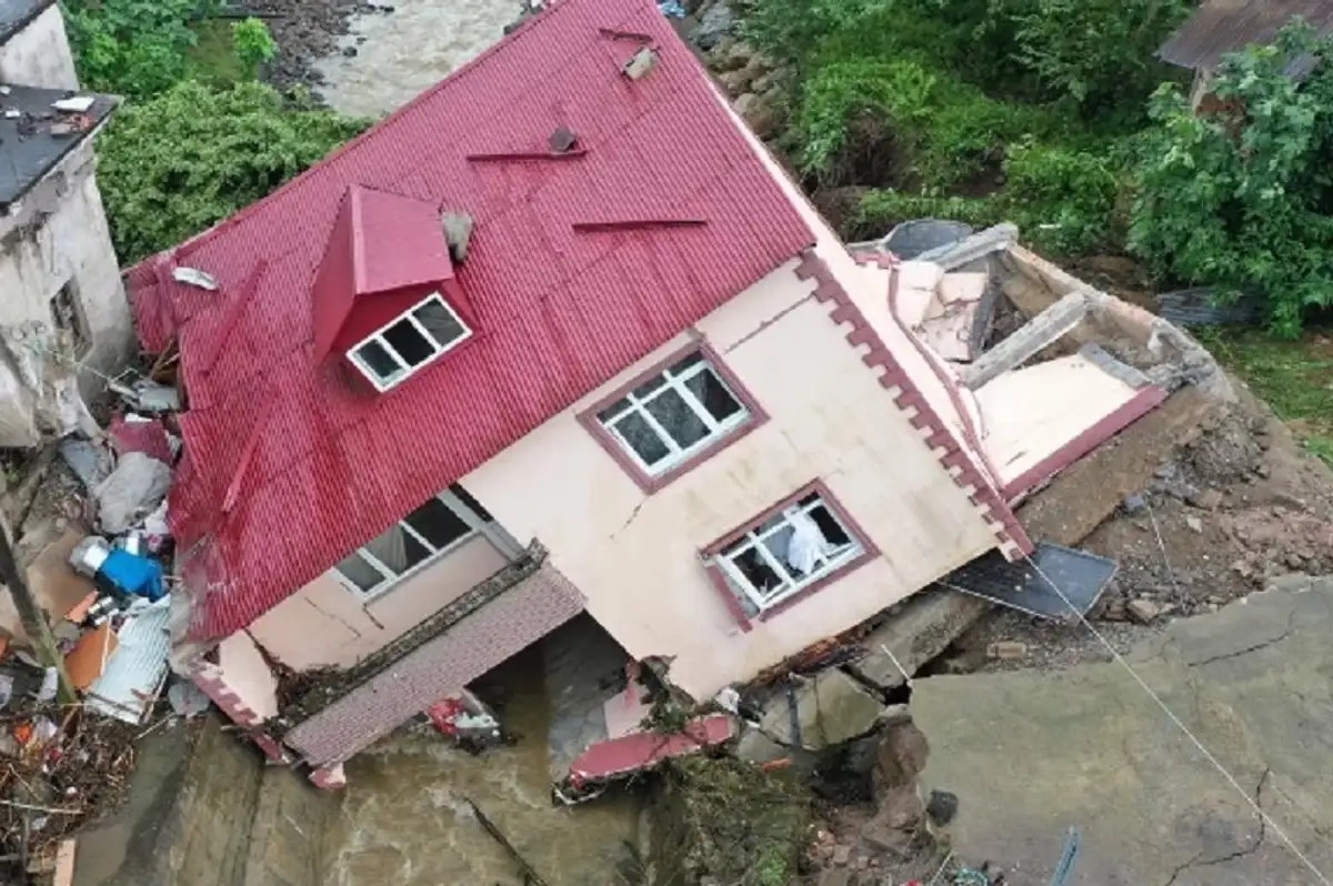 Giresun’da Sel Krizi: Karayolu Tamamen Ulaşıma Kapatıldı, Ev Yan Yattı!