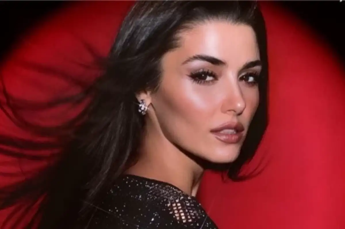 Hande Erçel'in Süper Mini Elbisesiyle Paylaştığı Pozlara Beğeni Yağdı