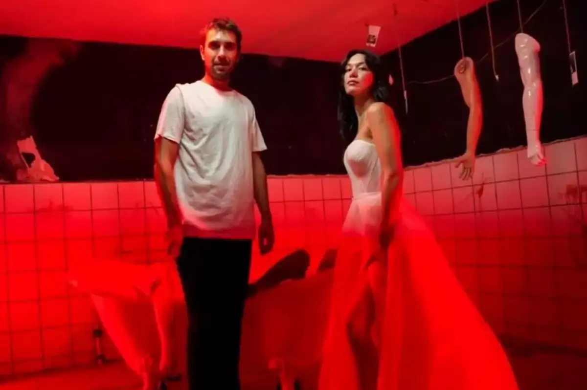 Hazal Subaşı ve Ulaş Tuna Astepe'den İsyan Ettiren Poz: "İkinci Uraz Vakası!"