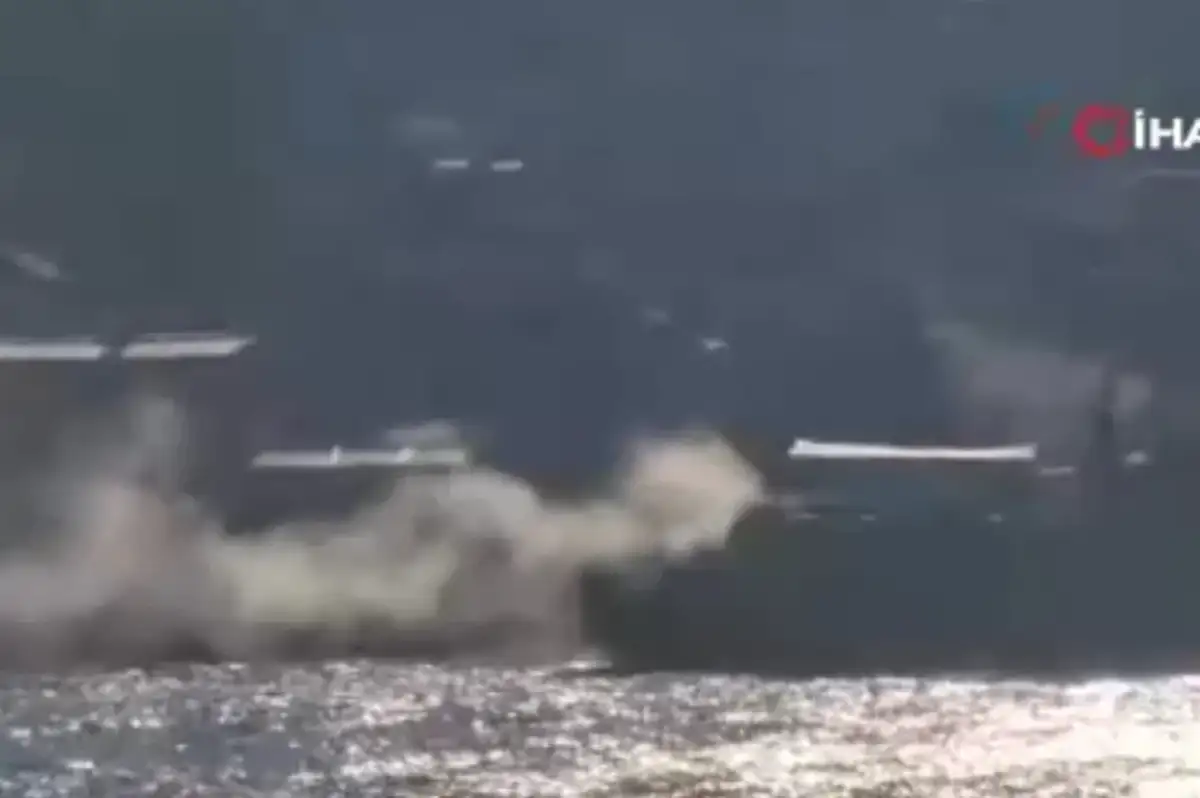 İstanbul Boğazı'nda Korku Dolu Anlar: Tur Teknesinde Yangın!