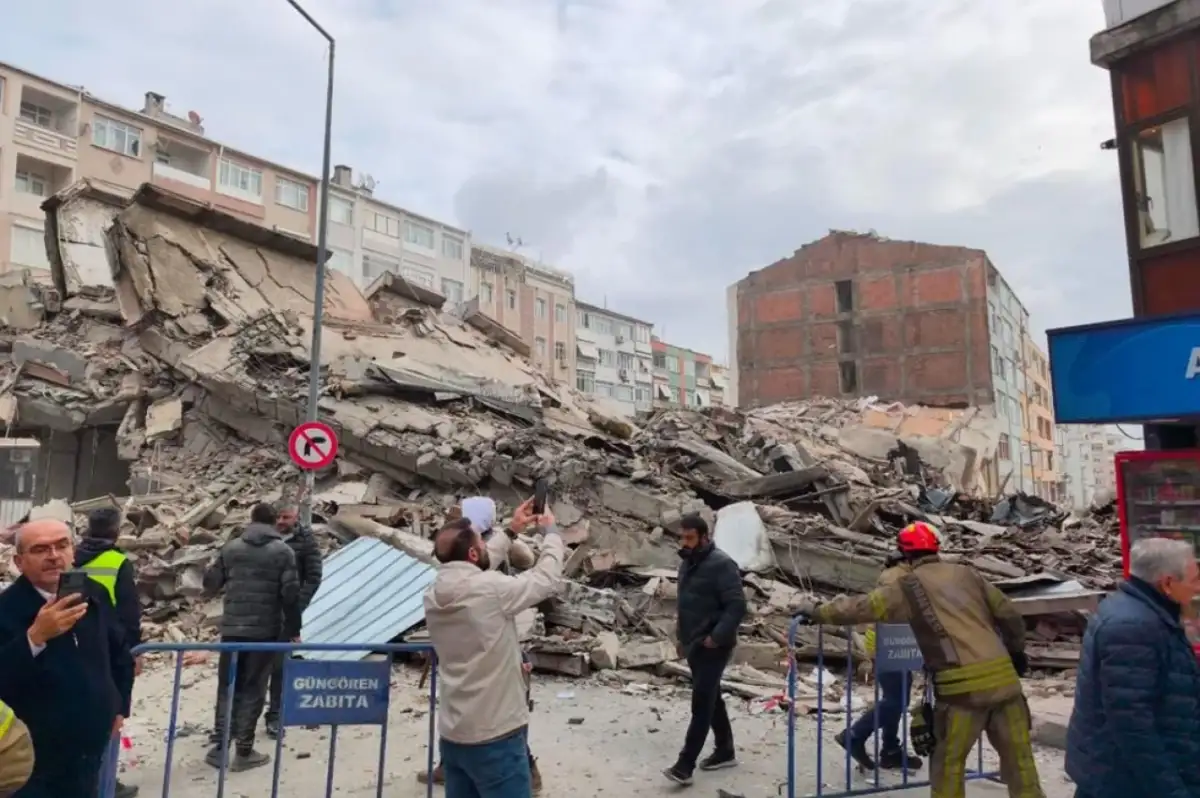 İstanbul Güngören'de Bina Çöktü: Çok Sayıda Ekip Sevk Edildi!
