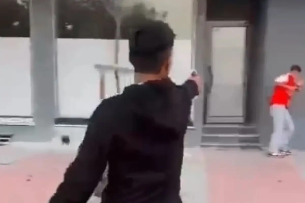 İstanbul'da İki Çocuk Sokak Ortasında Ateş Edip O Anları Sosyal Medyada Paylaştı!