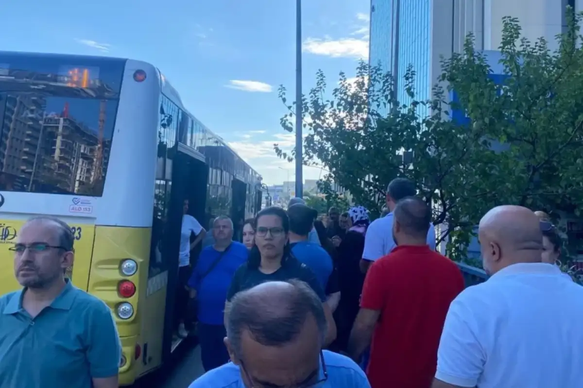 İstanbul'da İki İETT Otobüsü Çarpıştı