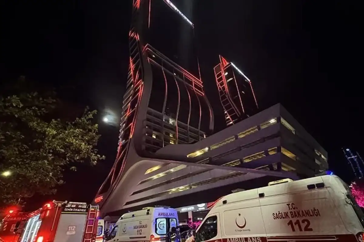 İzmir'de Çok Katlı Binada Korkutan Yangın! Spor Salonundakiler Tahliye Edildi