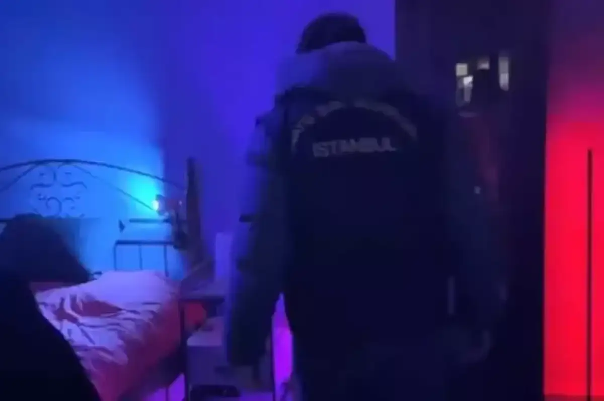 Kadıköy'de 'Cinsel Sapkınlık Partisi' Baskını: 2 Kişi Tutuklandı, 25 Kişi Gözaltında!