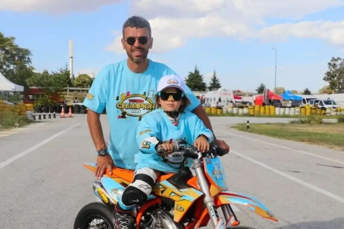Kenan Sofuoğlu'nun 5 Yaşındaki Oğlu Zayn, Katar'da Formula 1 Efsaneleriyle Buluştu