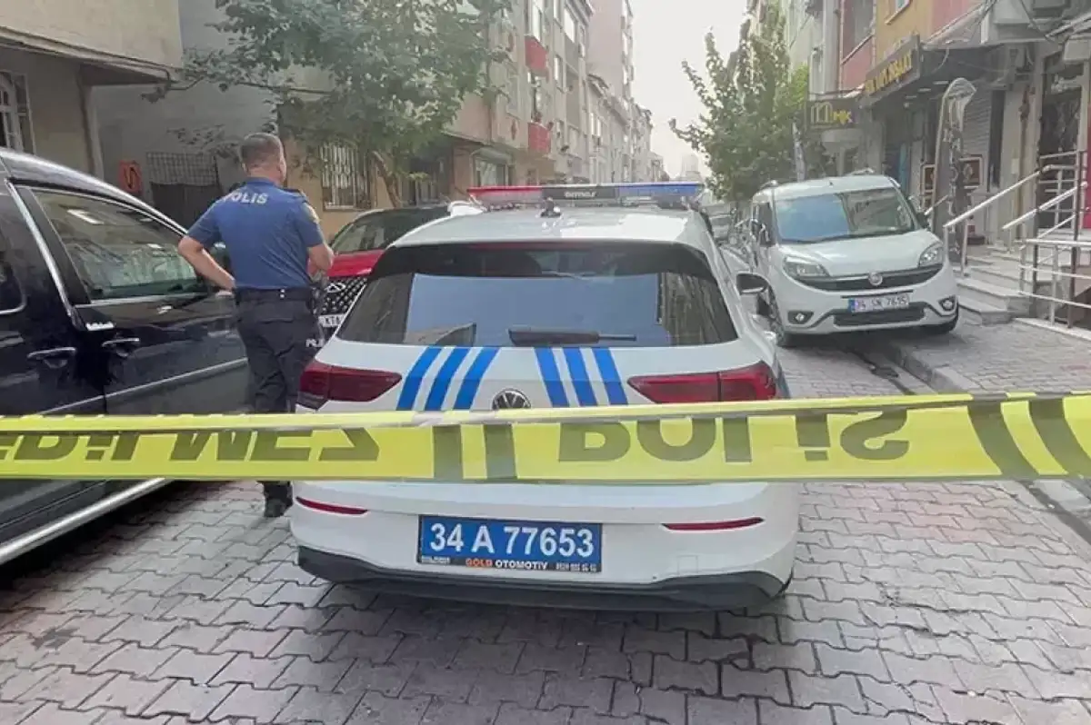 Küçükçekmece'de Aile Dehşeti! Annesini Bıçaklayan Babasını Ağır Yaraladı