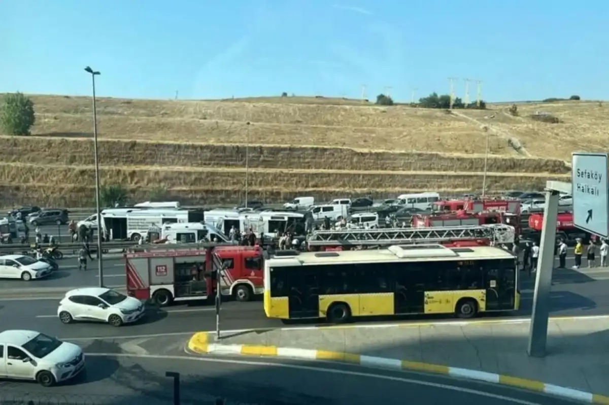 Küçükçekmece'de Metrobüs Kazası: 10 Kişi Yaralandı