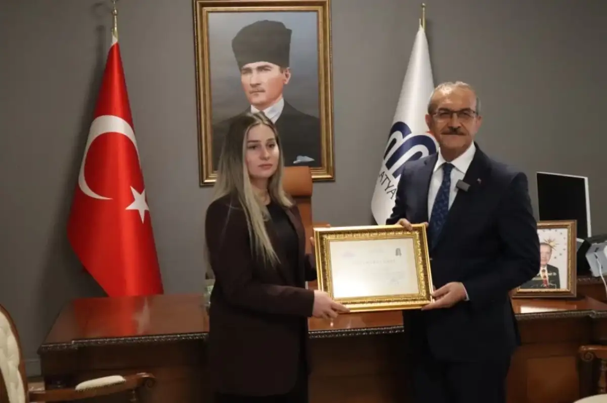 Malatya Depreminde Engelli Öğrencisini Kucağında Taşıyarak Gönülleri Kazandı: O Öğretmene Plaket!