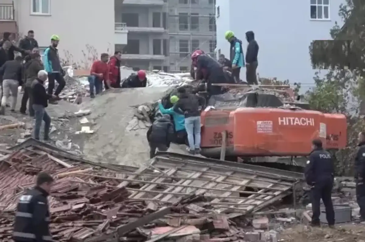 Malatya'da Kepçe Operatörü Enkaz Altında Kaldı! Kurtarma Çalışmaları Devam Ediyor