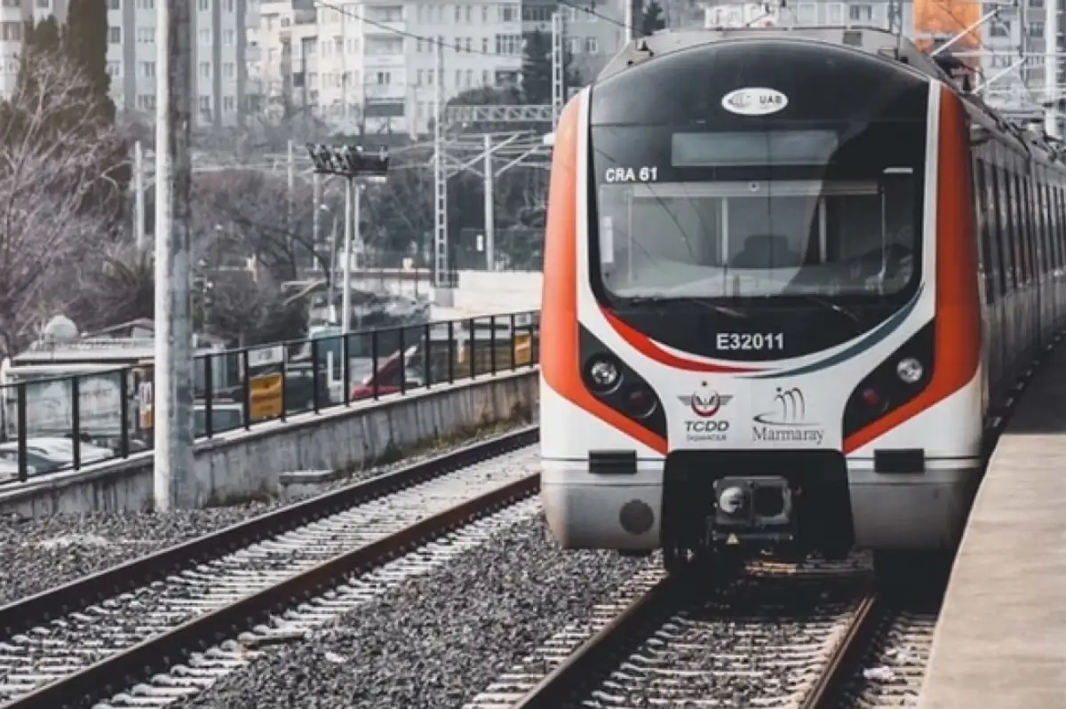 Marmaray'da Bir Kişi Raylara Atlayarak İntihar Etti!