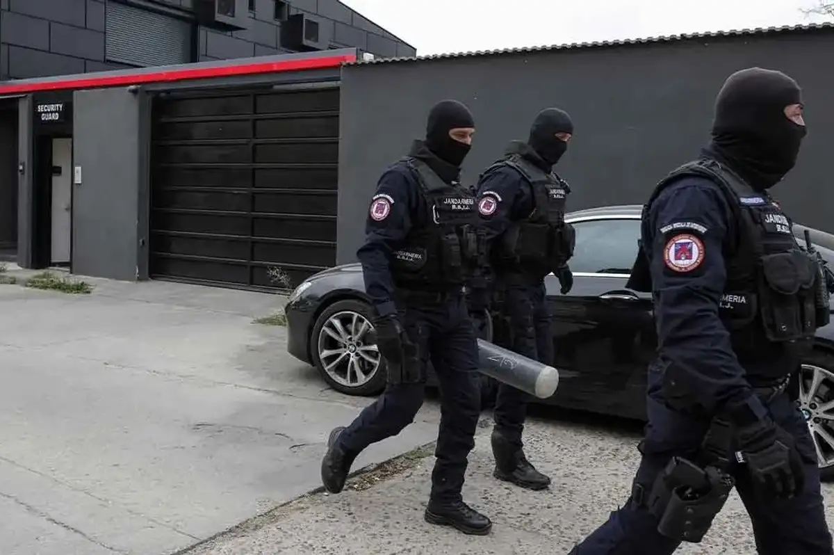 Maskeli ve Silahlı Polisler Andrew Tate'in Evine Baskın Düzenledi