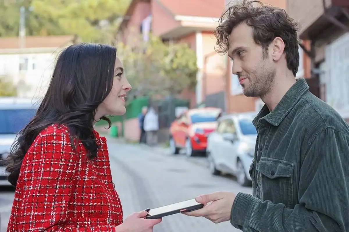Melis Sezen'den Deha'daki Partneri Aras Bulut İynemli'ye Övgü Dolu Sözler: "Yanıyor"