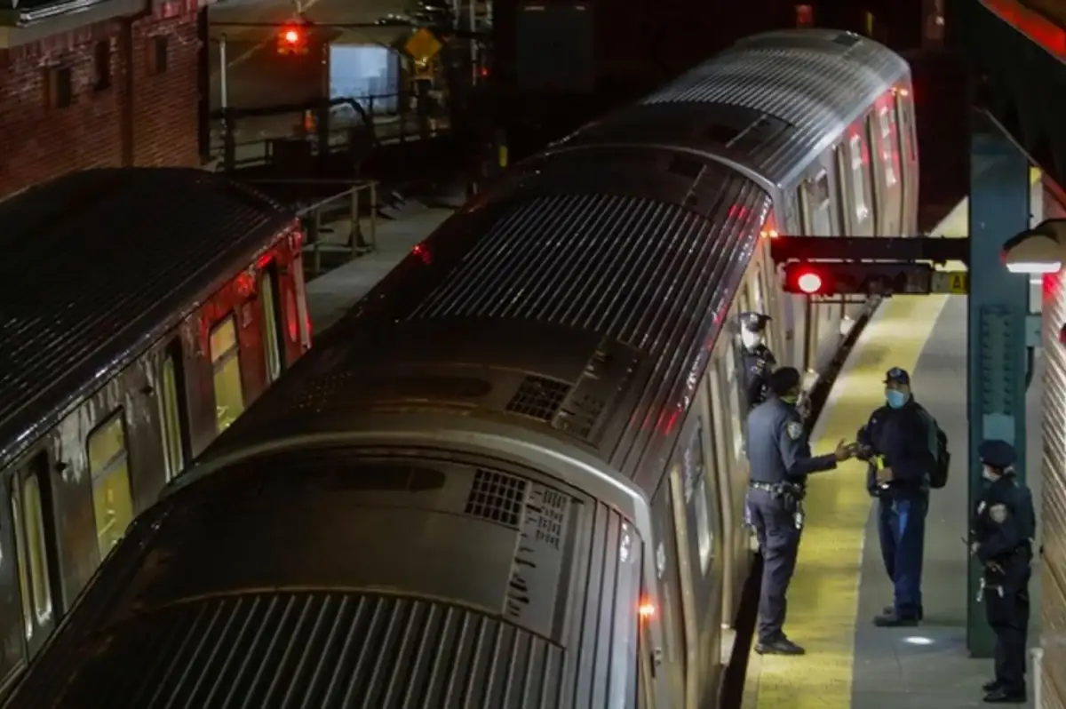 Metroda Korkunç Olay: Bir Adamı Diri Diri Yaktılar!
