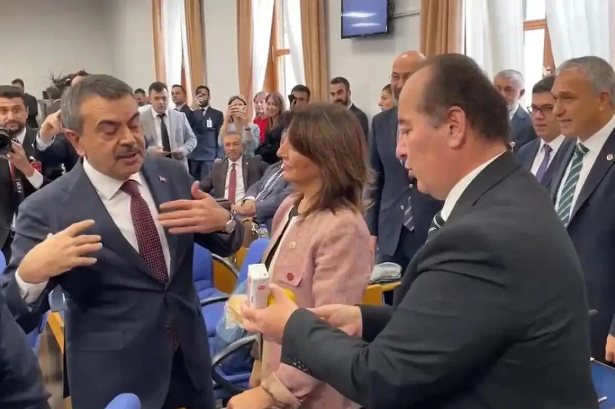 Milli Eğitim Bakanı Yusuf Tekin ile CHP'li Vekiller Arasında 'Kumanya' Krizi: Konu Belediyelerin Konser Bütçelerine Getirildi