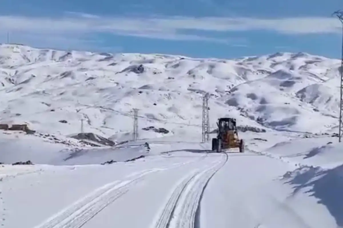 O İlçede Kar Kalınlığı 1 Metreye Ulaştı! Yollar Kapandı