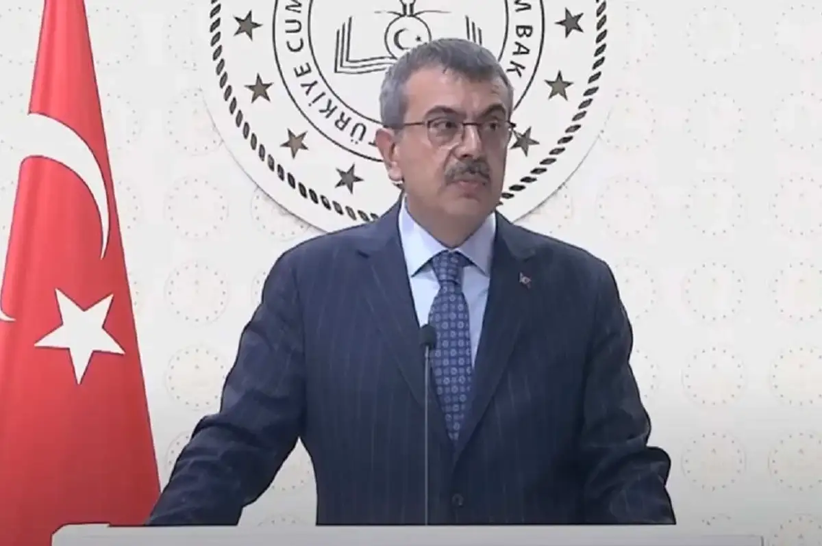 Okulların Açılması Erteleniyor mu? Bakan'dan Açıklama Geldi