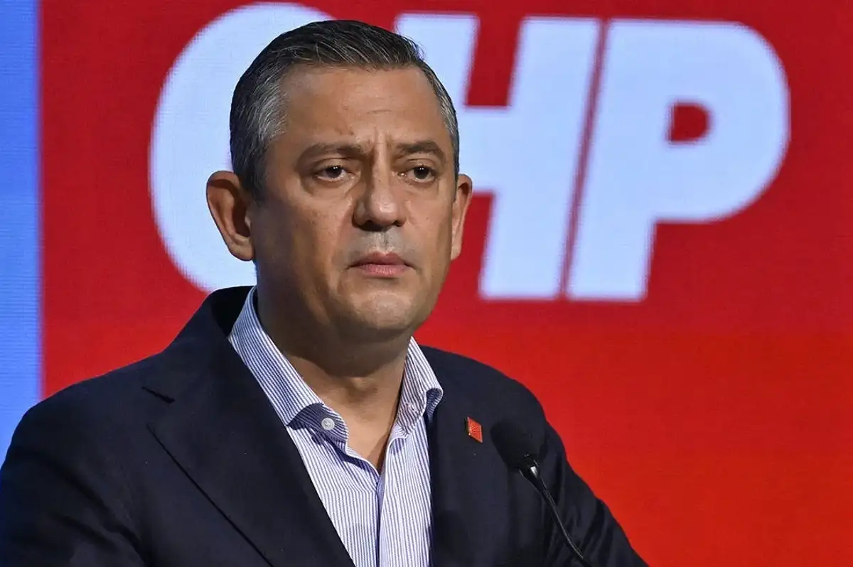 Özgür Özel'den Gizli Fotoğraf Tepkisi: 'Merak Ediyorsa Bir Duble Rakı da İçtim'