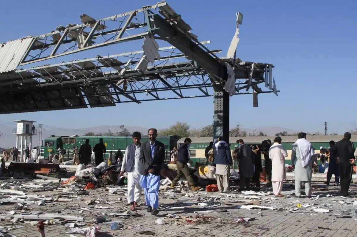 Pakistan'da Tren İstasyonunda Bombalı Saldırı: 20 Ölü!