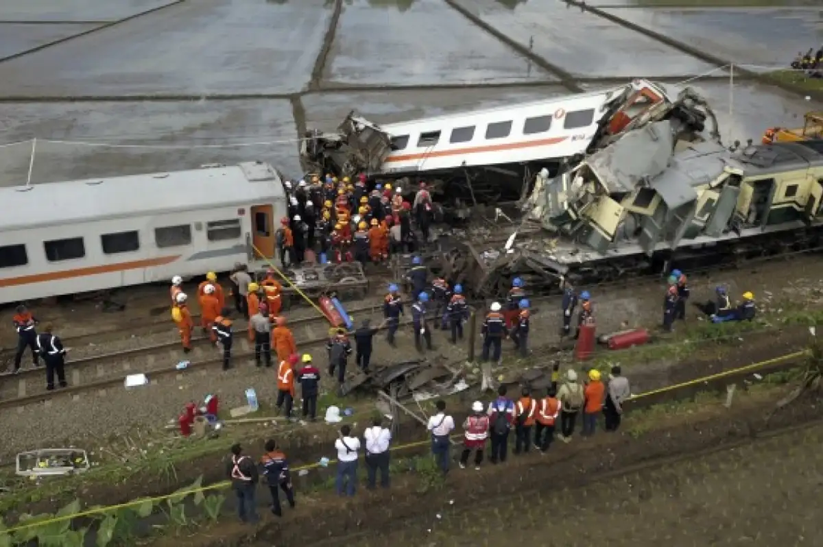 Rusya'da Yolcu Treni ile Yük Treni Çarpıştı