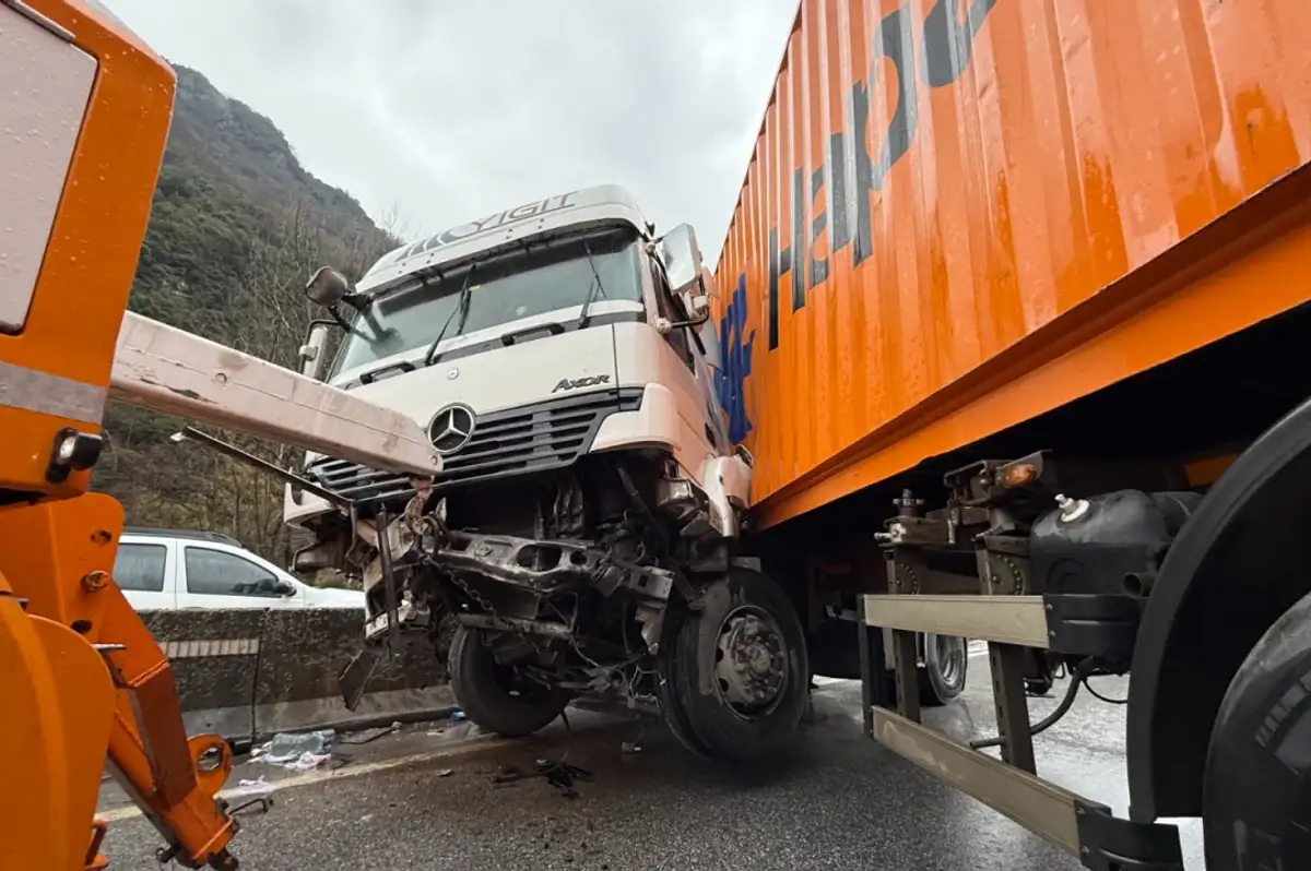 Sakarya'da Zincirleme Kaza: D-650 Karayolu Kilitlendi