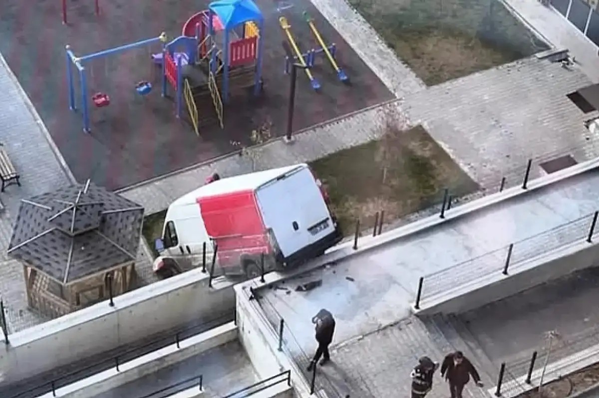 Sincan’da Şaşkınlık Yaratan Kaza! El Freni Çekilmeyen Kargo Aracı Parka Uçtu